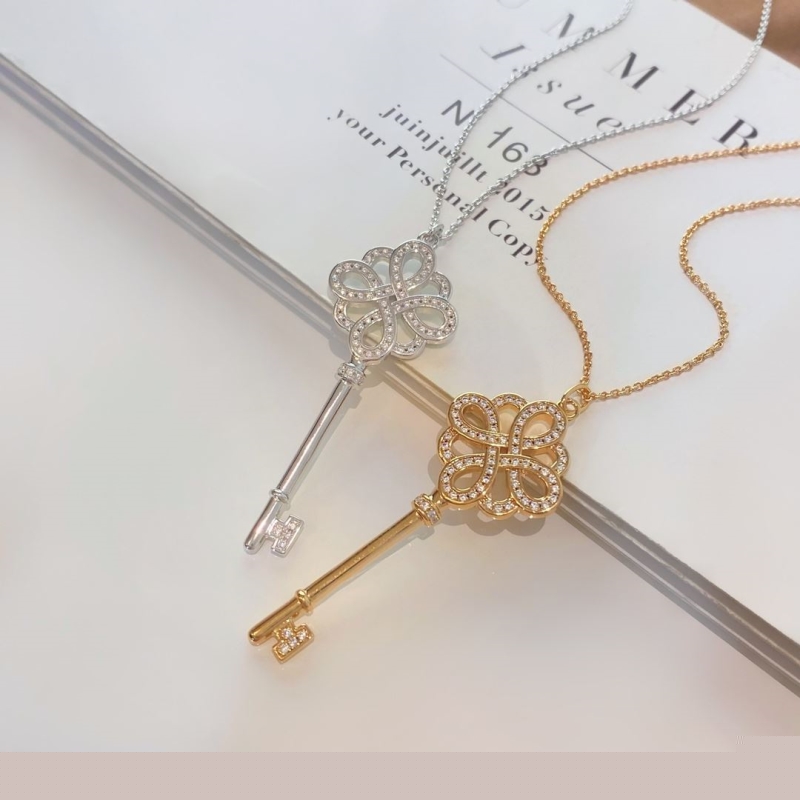 Ba*len*cia*ga necklaces